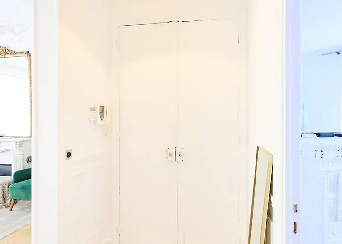 Champs Elysees!montaigne, New Luxurious 6pers Flat * Париж