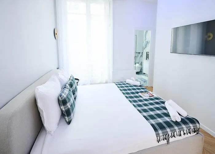 Champs Elysees!montaigne, New Luxurious 6pers Flat *