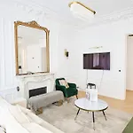 Apartamento Champs Elysees!montaigne, New Luxurious 6pers Flat París